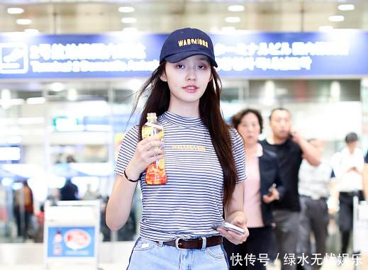 么短的超短裤还在往上卷边,网友大腿内侧都露