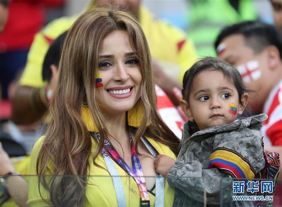 世界杯英格兰对阵哥伦比亚场下球迷众生相