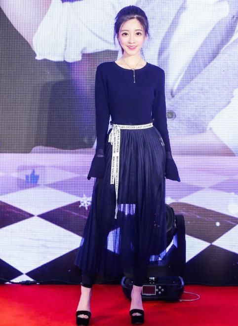 何炅称她为老师,放弃大学老师转行做主播,她成