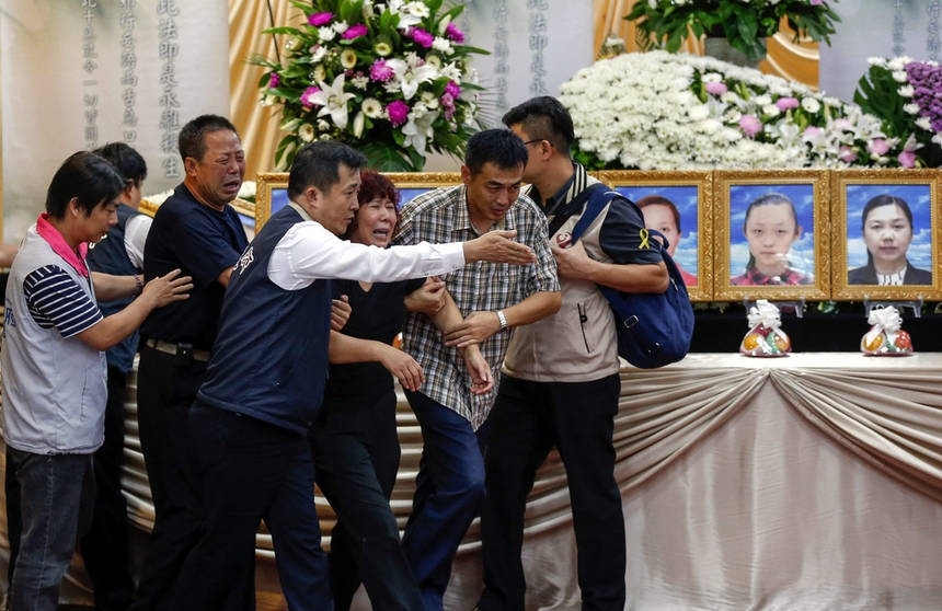 7月21日下午，49名罹难陆客家属抵达桃园机场，完成DNA检体采集后首先赶往设在桃园市的中坜殡仪馆。