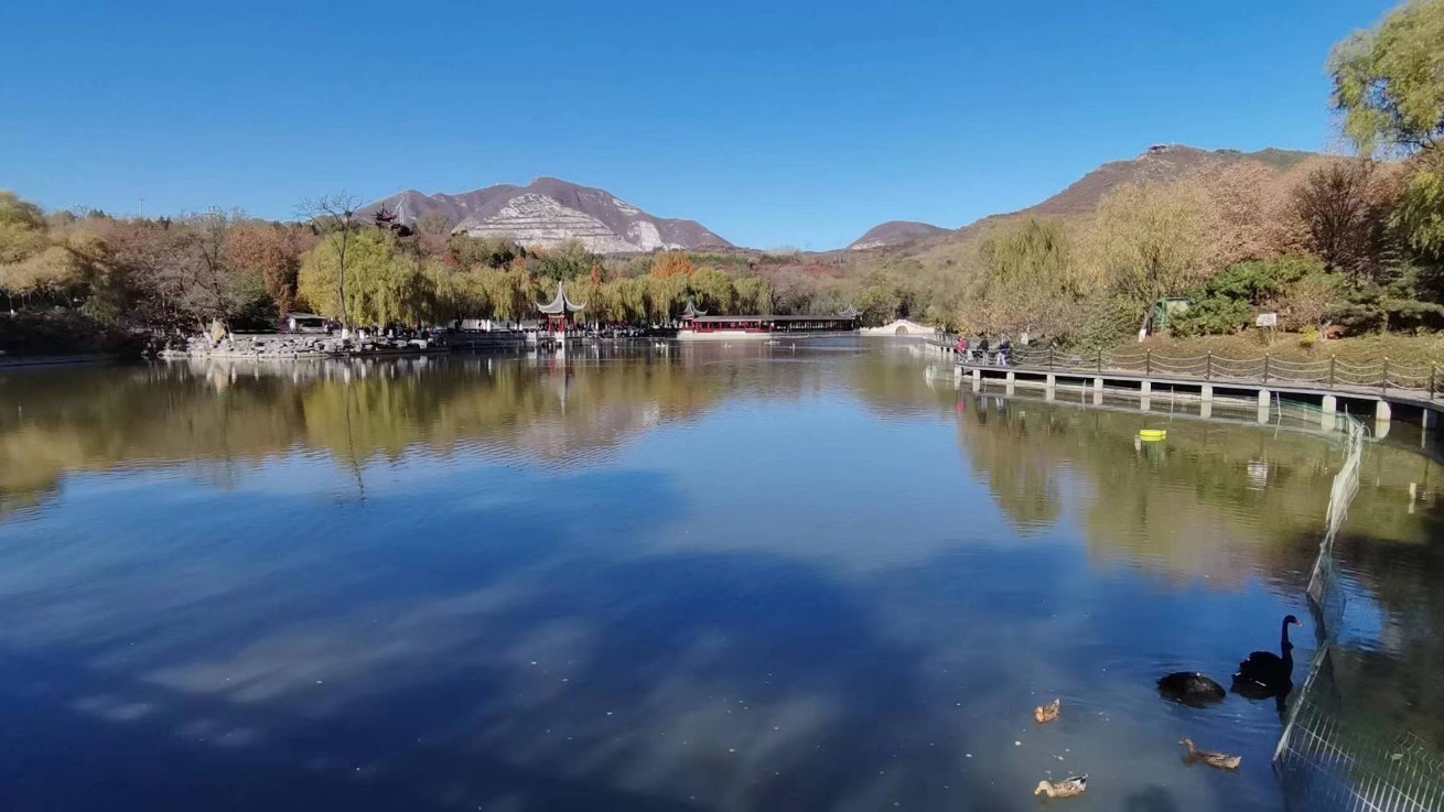 今天天晴气爽 体感较冷 适宜户外活动 今天天晴气爽 体感较冷 适宜户外活动
