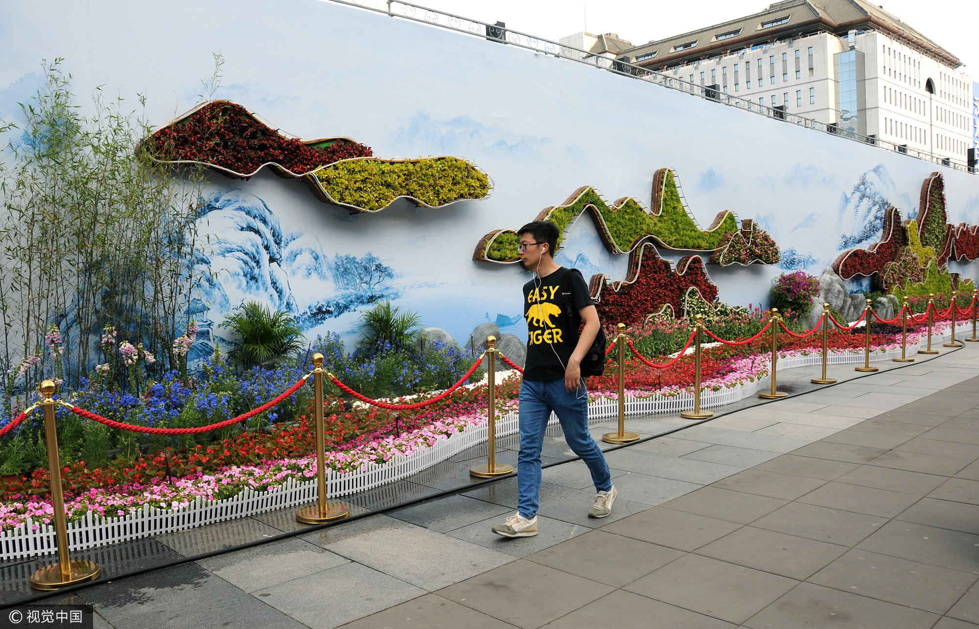 2017年5月14日,北京天高云淡,在西单街头,一组运用垂直绿化系统结合时令花卉的立体工艺植物生态墙完工亮相,庆贺“一带一路”高峰论坛召开。