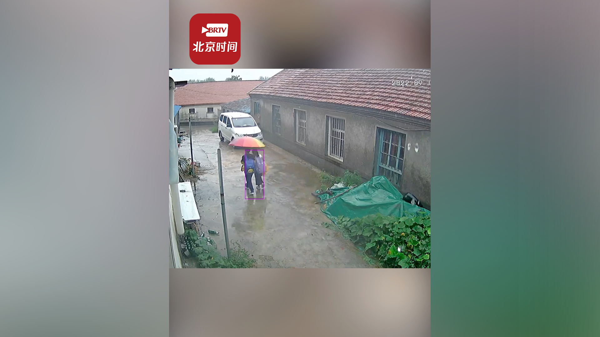 下雨天男孩带没伞女同学回家 ：让我妈把你送回去吧