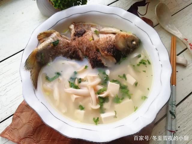 材料:鯽魚1條,豆腐1/2塊,白玉菇100克,油鹽適量,蔥1段,姜2片,白胡椒粉