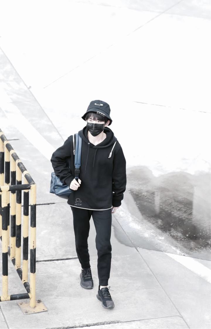 [tfboys][新闻]170914 易烊千玺丽江飞北京出发 黑卫衣渔夫帽大佬气质