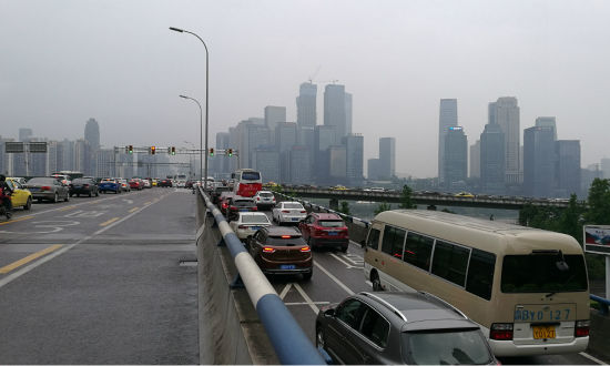 主要拥堵干道:人民路(往大溪沟方面),嘉滨路(上黄花园大桥方向),北区