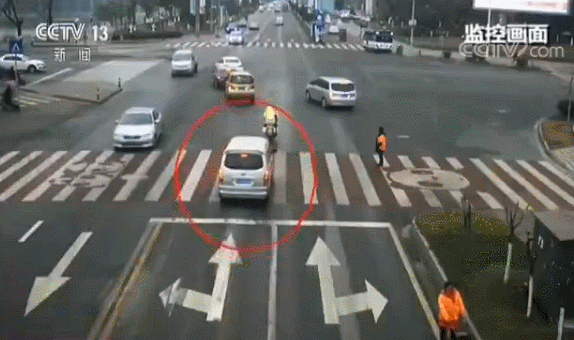 暖心一幕·老人突发疾病 交警开启生命通道 暖心一幕·老人突发疾病 交警开启生命通道