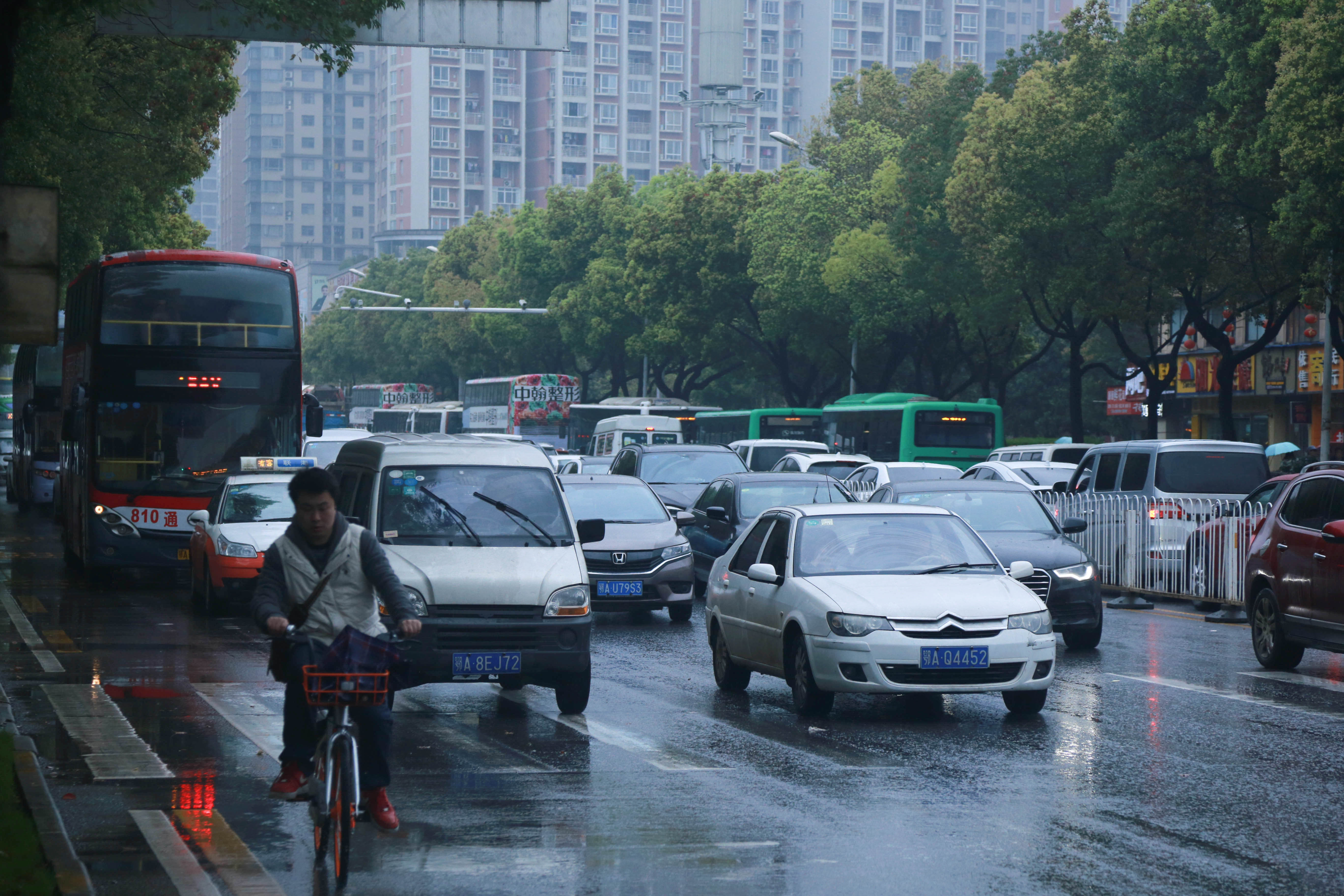 雨天武汉众生相,不"溅"人,请你们慢一点
