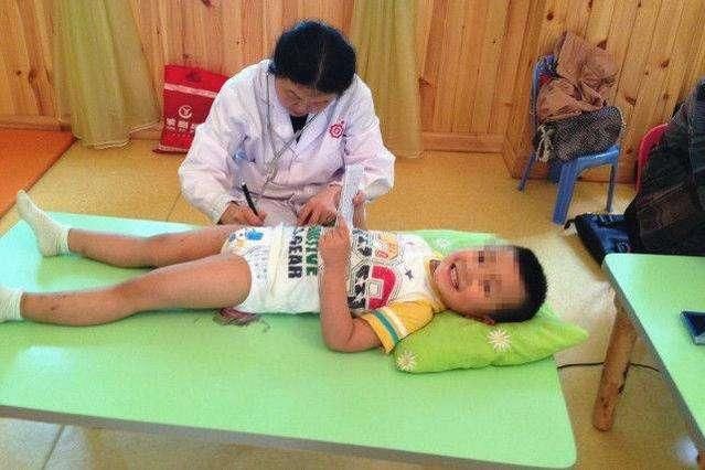 5岁男孩上半身出现鸡胸, 妈妈不重视,别拿孩