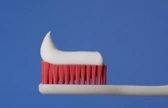 牙膏蜂蜜竟然可以祛斑?找对方法,每天晚上敷脸