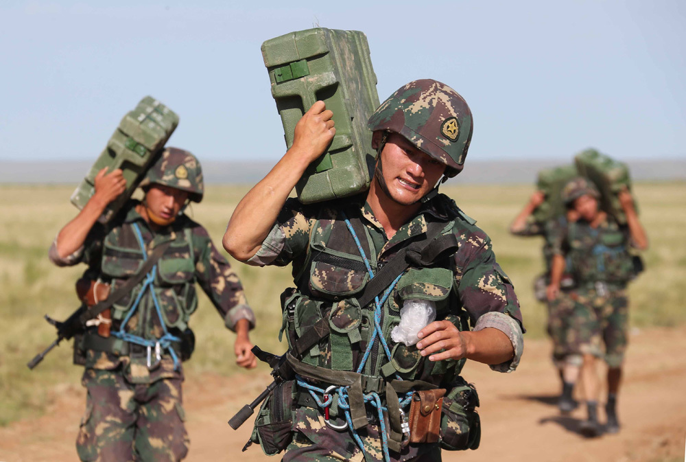 征集的青年为高中(含职业高中、中专、技校) 毕业以上文化程度，企业单位具有高中毕业以上文化程度的职工(含工人、管理人员和技术人员)、企事 业单位具有高中毕业以上文化程度的工人、非学历教育民办大学的在校生、高等院校接受的无学籍学生及 在各类高考补习班学习的青年也应当征集。对女青年的征集只限当年应届普通高中毕业生。