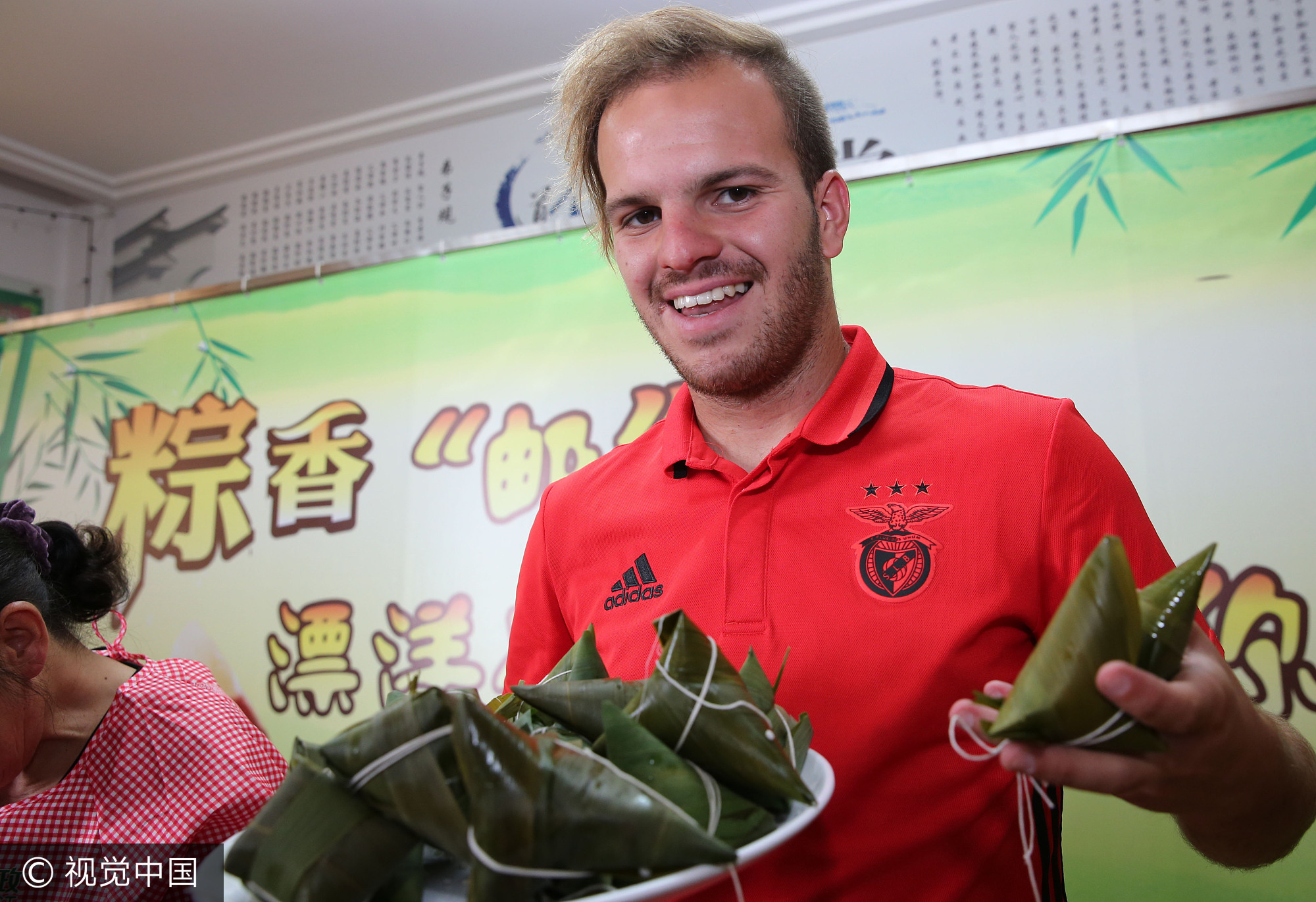 2017年5月25日,江苏省南通市观音山新城中桥社区邀请来自葡萄牙的友人与社区邻里居民、共建单位的志愿者们一起,通过裹粽子比赛、亲情明信片邮递、爱心传播等方式,一同感受中国传统文化习俗 ,迎接端午节。