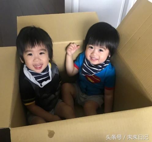 林志颖的双胞胎宝宝拿着话筒唱《小星星》 样