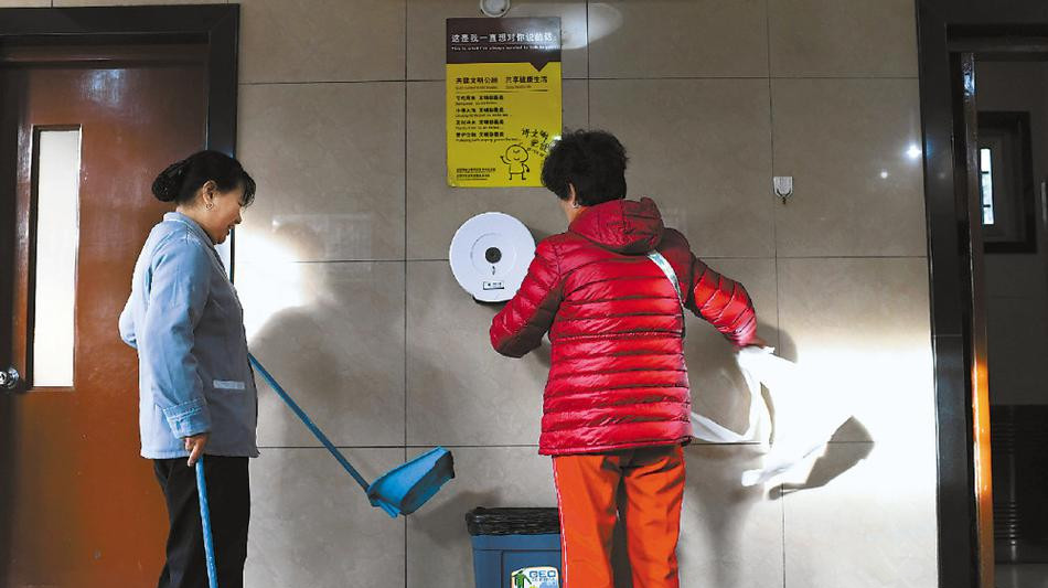 公厕免费手纸频被拿走 卫生纸之殇能否避免？