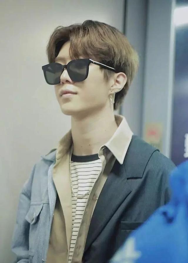 范丞丞撞衫何炅竟输了,只因行程太满累到眼睛