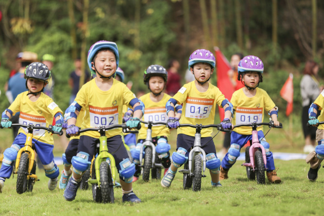 音乐节上的滑步车比赛这样玩?听听幼儿园园长