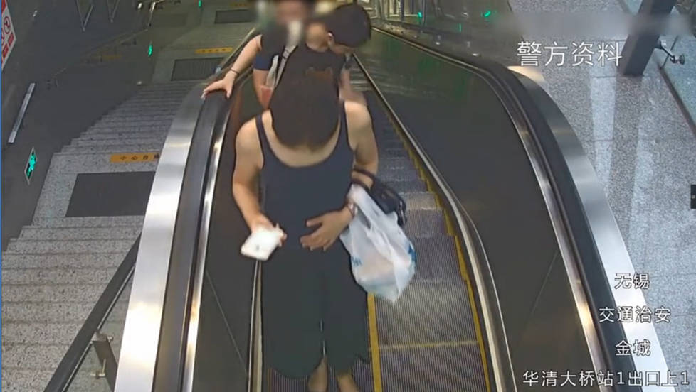 “地铁色狼”尾随年轻女性裸露器官 “地铁色狼”尾随年轻女性裸露器官