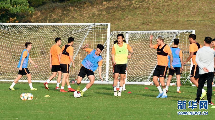 足球--山东鲁能队备战贺岁杯足球邀请赛