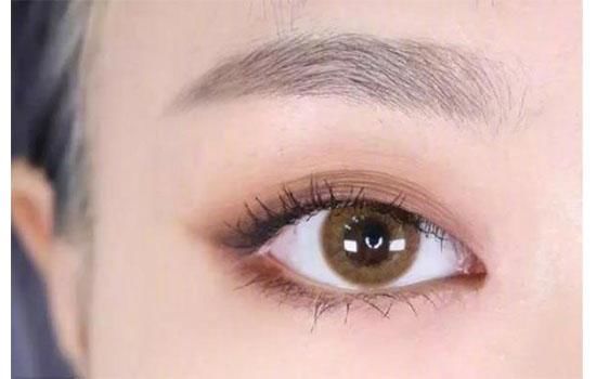 眼妆怎么画显眼睛大:可以先画眼线