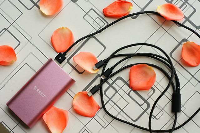 便携速度集于一身:ORICO QS1充电宝与三合一