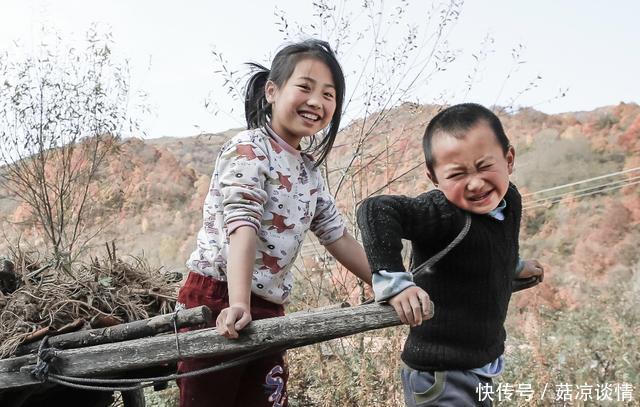 婚后老婆保管工资卡,弟弟娶亲问我借彩礼钱,查