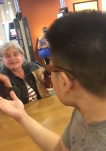 中国小伙携女友吃麦当劳 遭美国老太骂 中国小伙携女友吃麦当劳 遭美国老太骂