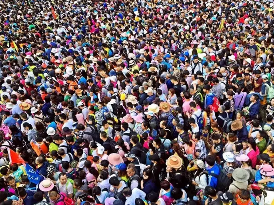 8月10日，四川九寨沟，景区门口人头攒动，等待排队进入景区的游客们人山人海，引发不少游客对安全的担忧。据悉，因学生放暑假，九寨沟正值旅游旺季。