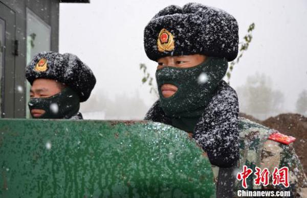 新疆北部山脉降雪 边防哨所官兵雪中坚守(图)_北京时间