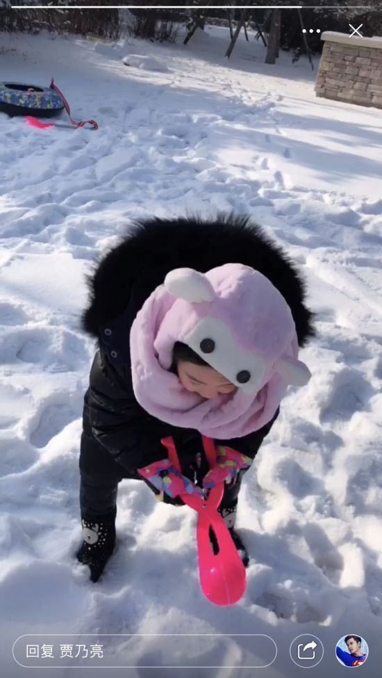 贾乃亮晒甜馨户外玩雪 被衣服裹成球表情可爱