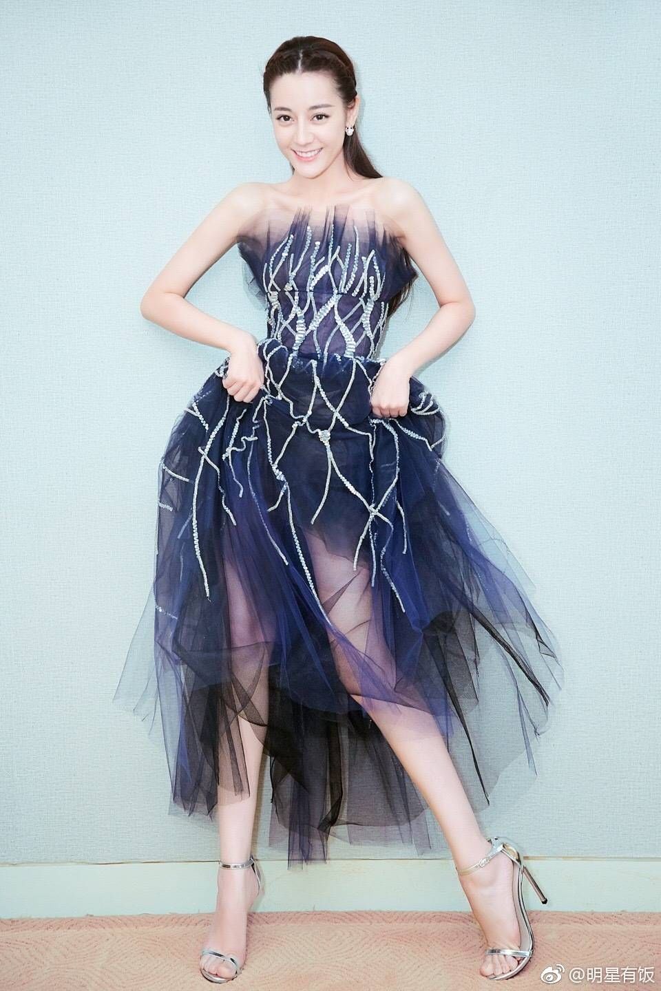 当迪丽热巴穿上高跟凉鞋,才知道什么才是真正