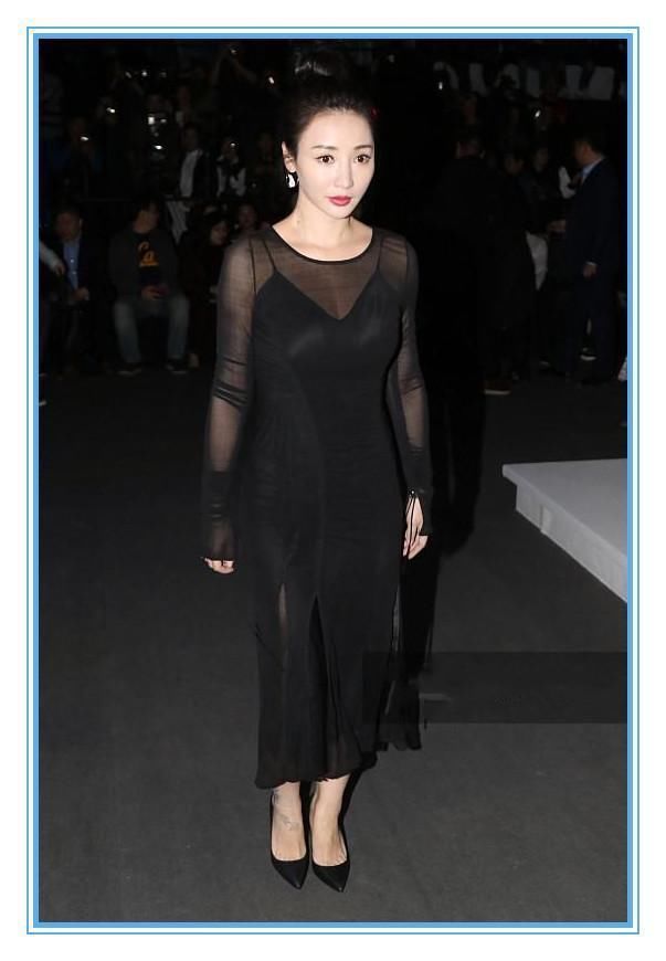 当韩雪和柳岩同穿抹胸薄纱裙,网友:终于知道优