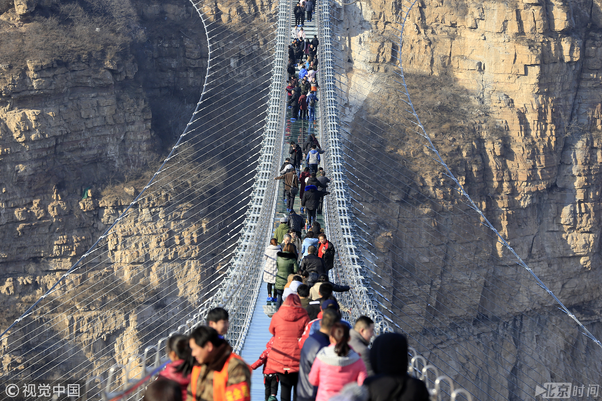 河北平山488米悬跨式玻璃桥正式开放 你敢走吗? 河北平山488米悬跨式玻璃桥正式开放 你敢走吗?