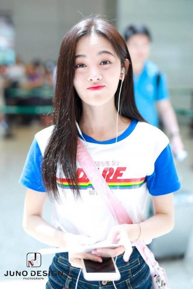 鞠婧祎和周洁琼秀美腿,网友:漫画腿和舞蹈腿的