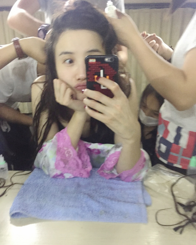 宋佳蕾丝睡衣半解遮胸 晒素颜卖萌照美丽清新 宋佳蕾丝睡衣半解遮胸 晒素颜卖萌照美丽清新