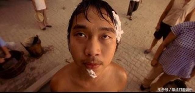 没想到周星驰在看到何文辉的第一眼就确定他来扮演"酱爆"