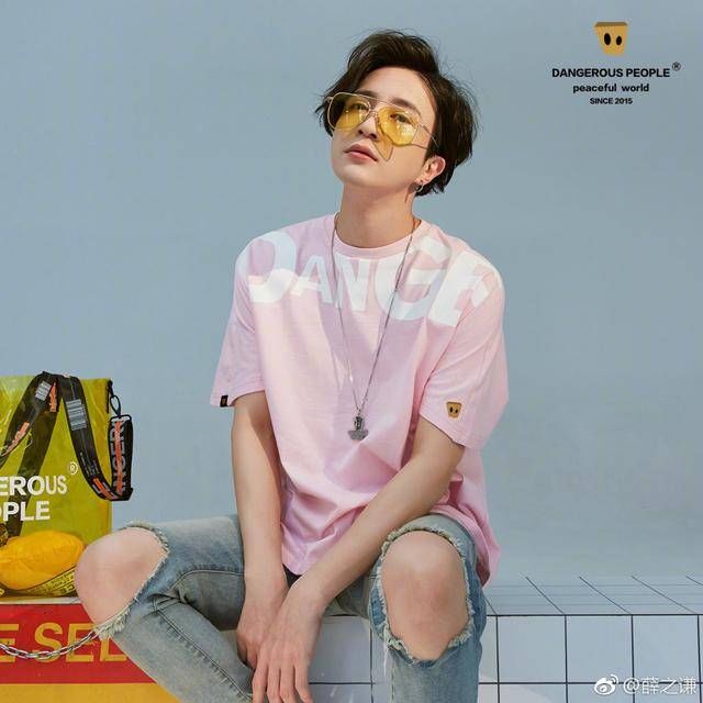 薛之谦和杨洋的穿衣搭配帅气十足,2018年男生