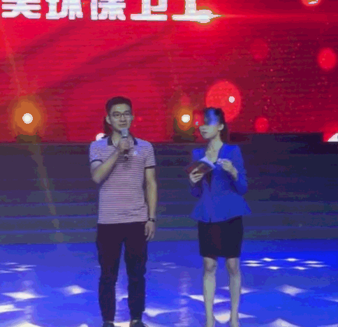 女主持人在台上突然倒地表情“诡异” 女主持人在台上突然倒地表情“诡异”