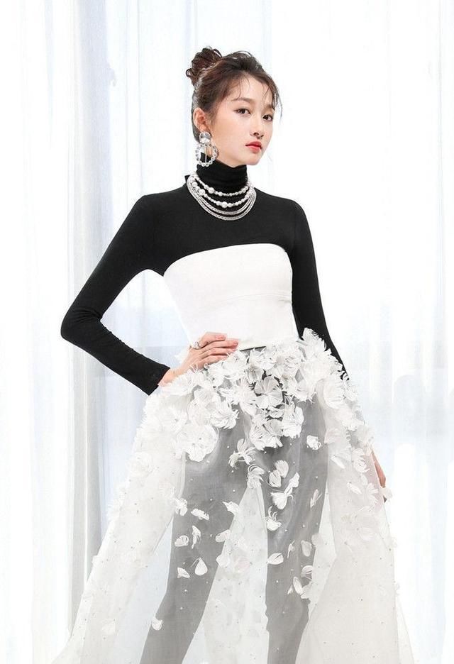 关晓彤薄纱裙配打底裤真没什么,景甜刘亦菲这