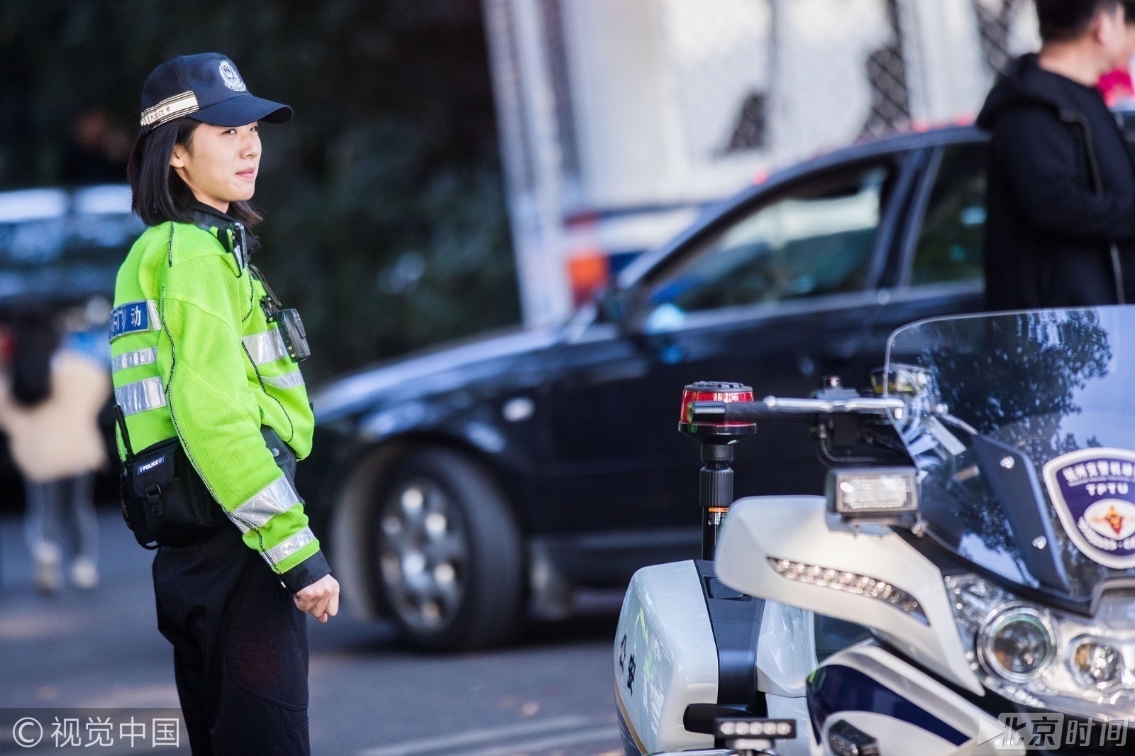 西湖边机车女警走红网络 游客戏称排队等开罚单
