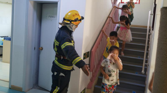 为提升幼儿园逃生自救能力 消防员和孩子们一起模拟演练