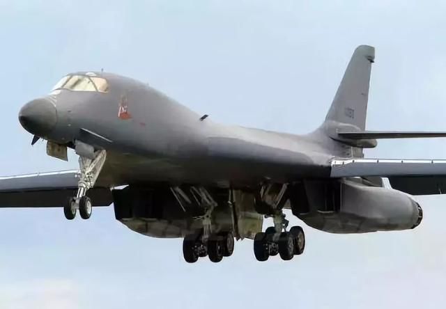 基地第34轰炸机中队,向卡塔尔乌代德空军基地增派第2批2架b-1b轰炸机