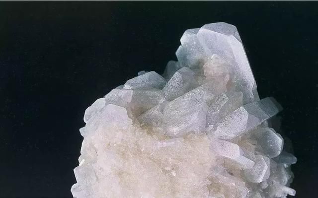 孩子在玩耍含有硼砂水晶泥时,如果皮肤外面有破损,或者玩的过程中不