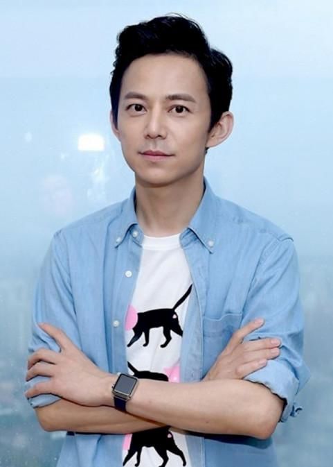 为什么娱乐圈没有人敢黑何炅?原来他的背景