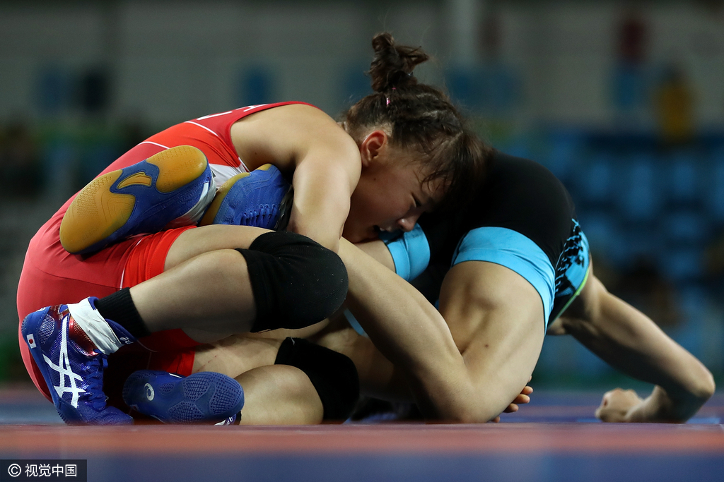 孙亚楠双腿被钳。