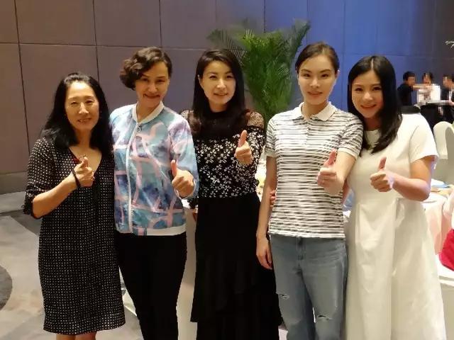 郭晶晶与众多跳水冠军相聚武汉,不见田亮和伏