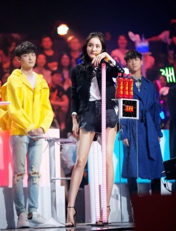 杨幂在《明日之子》穿过的10套衣服,最后一套