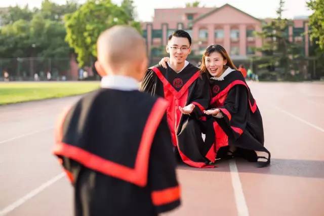 照片上的女生廖思琦是中国人民大学新闻学院2012级的学生，曾赴哥伦比亚大学交换半年。据两人的大学好友回忆，两个人的爱情从大二开始，“本科期间能修成正果的并不多，说实话能够看到他们俩过得很好，有点意外，却又情理之中，剩下的都是祝福。”