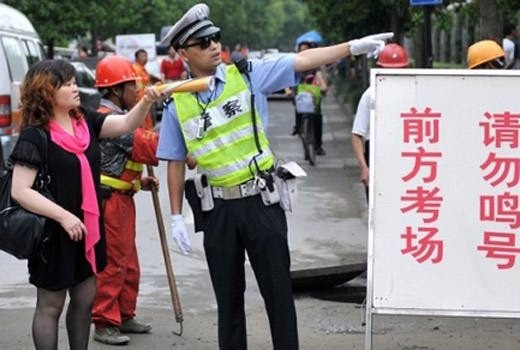 北京交警护航高考 考场周边增设停车位2000余个 北京交警护航高考 考场周边增设停车位2000余个