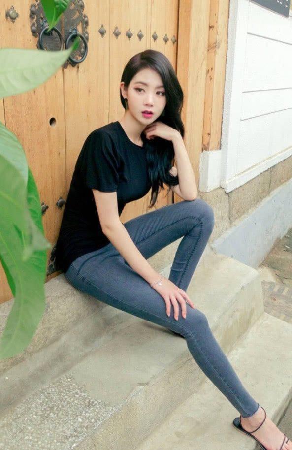 气质非凡的牛仔裤美女,身材窈窕,尽显女神的魅力