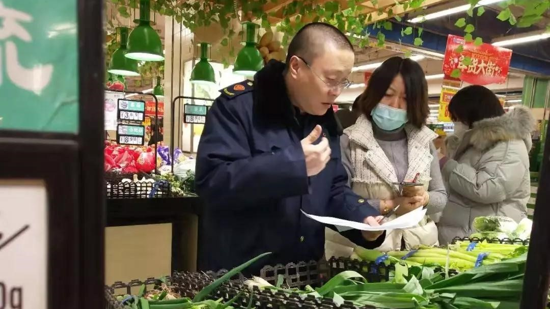 山东家家悦超市因哄抬物价被处罚：一捆韭菜卖120元 幕后老板身家40亿